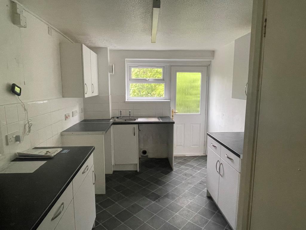 Lot: 150 - TERRACE PROPERTY FOR IMPROVEMENT - Kitchen with door leading to garden